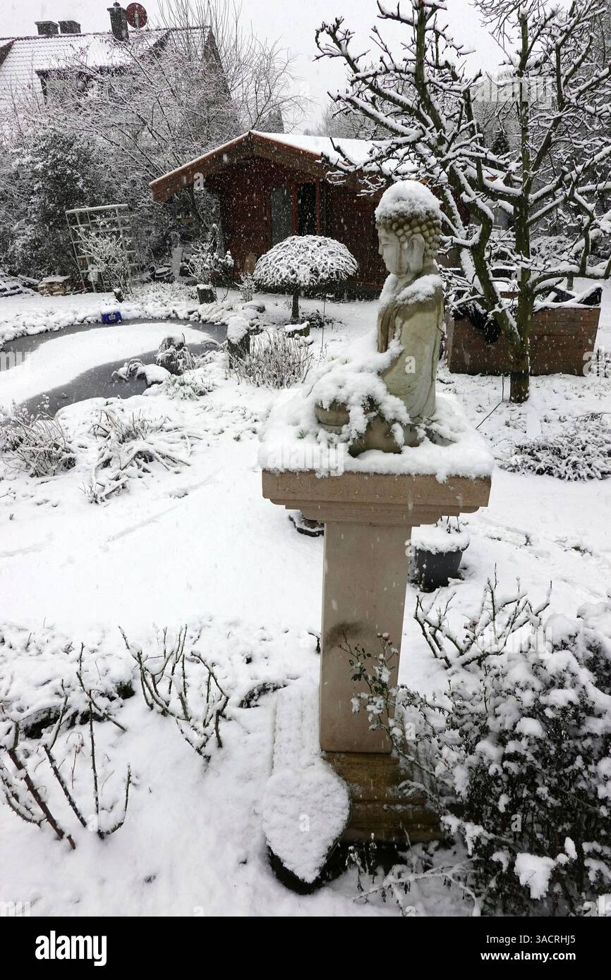 Statua di Buddha nel giardino d'inverno Foto Stock