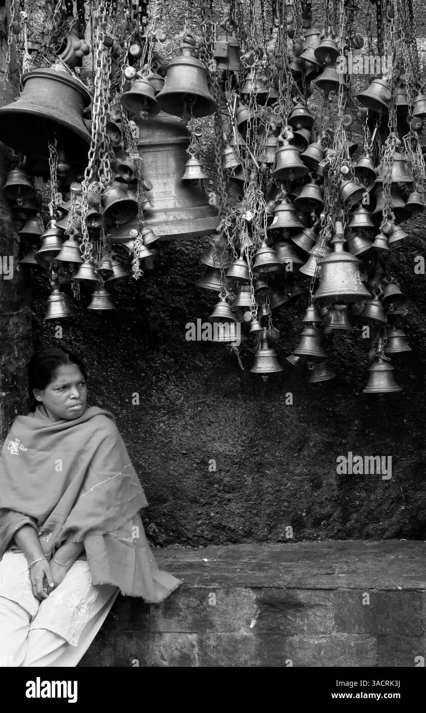 8 dicembre 2010 - Guwahati, Assam, India - Una signora che riposa sotto le campane del tempio, India. (Immagine di credito: &#169; Jaina Mishra/ZUMAPRESS.com) Foto Stock