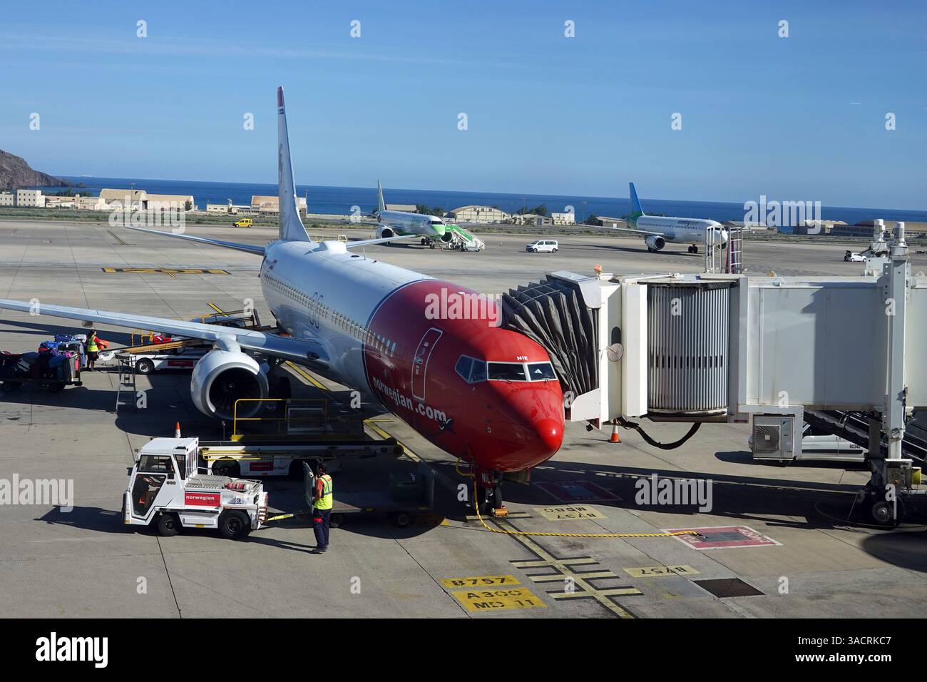 Aeromobili passeggeri della compagnia aerea low-cost norvegese Norwegian Air Shuttle presso l'aeroporto di Las Palmas, Gran Canaria, Spagna Foto Stock