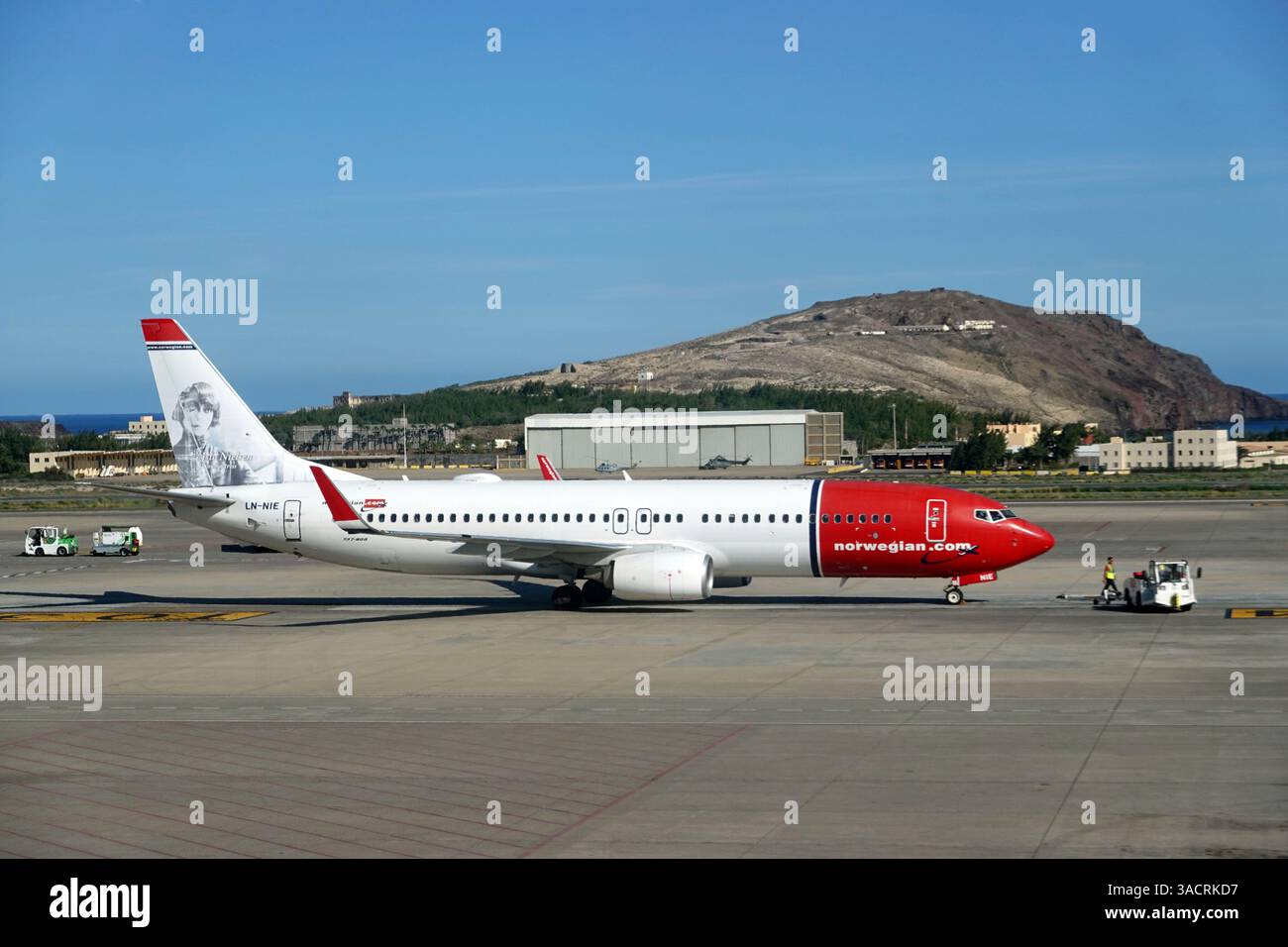 Aeromobili passeggeri della compagnia aerea low-cost norvegese Norwegian Air Shuttle presso l'aeroporto di Las Palmas, Gran Canaria, Spagna Foto Stock