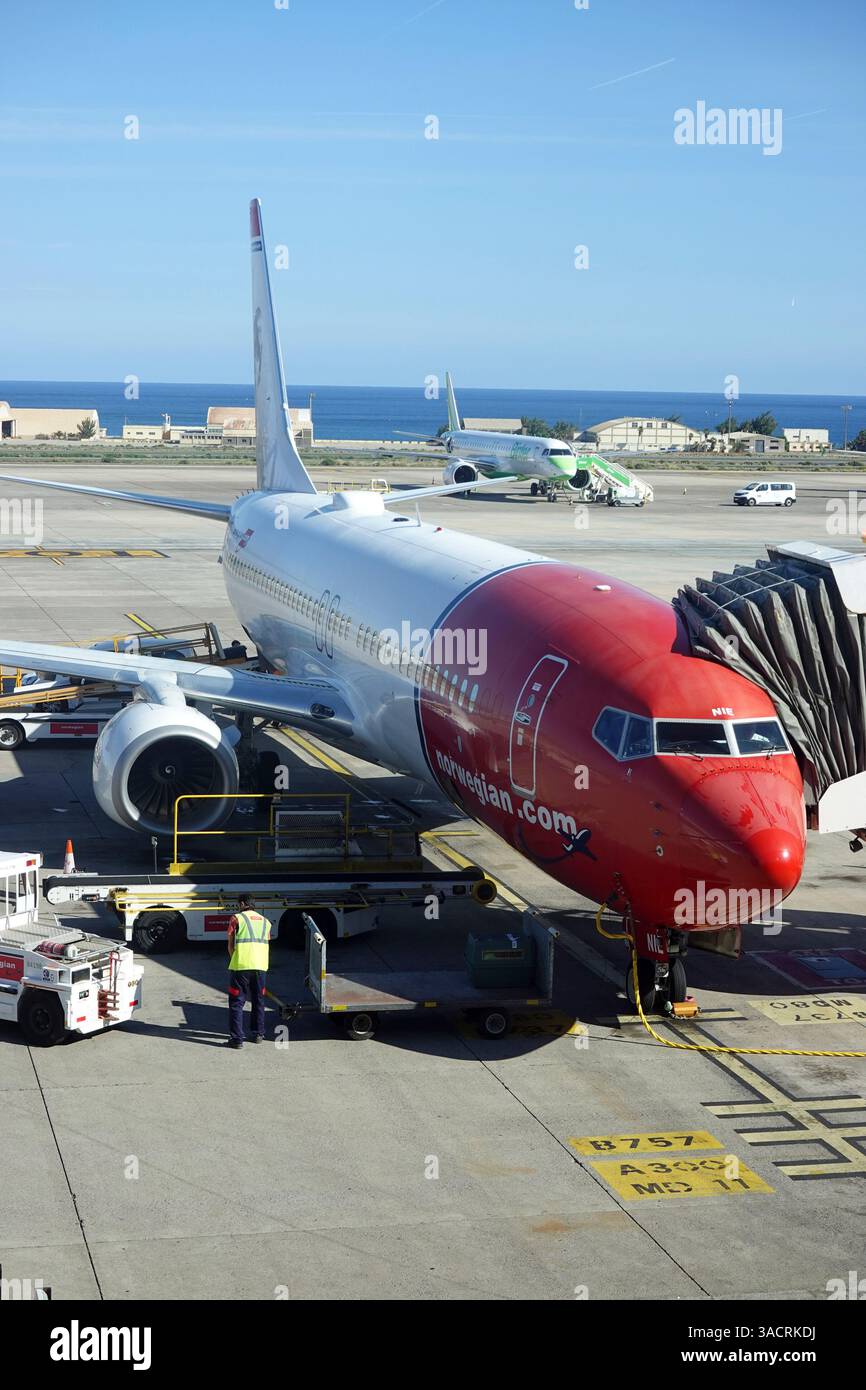 Aeromobili passeggeri della compagnia aerea low-cost norvegese Norwegian Air Shuttle presso l'aeroporto di Las Palmas, Gran Canaria, Spagna Foto Stock