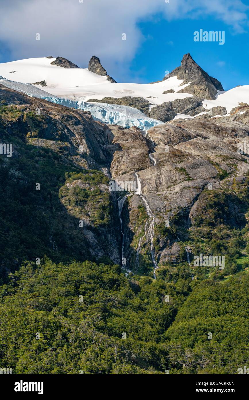 Cile, Canale di Beagle, Parco Nazionale Alberto de Agostini. Paesaggio con montagne e cascate di ghiacciaio. ©Cathy & Gordon Illg / Jaynes Gallery / Danit Foto Stock
