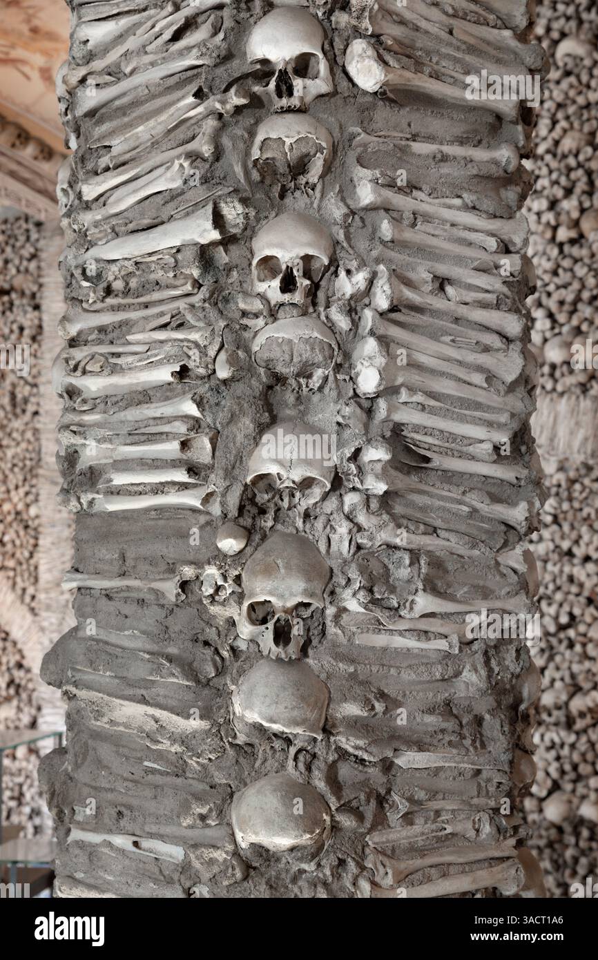 La Cappella delle ossa (Capela dos Ossos) a Evora, Portogallo Foto Stock