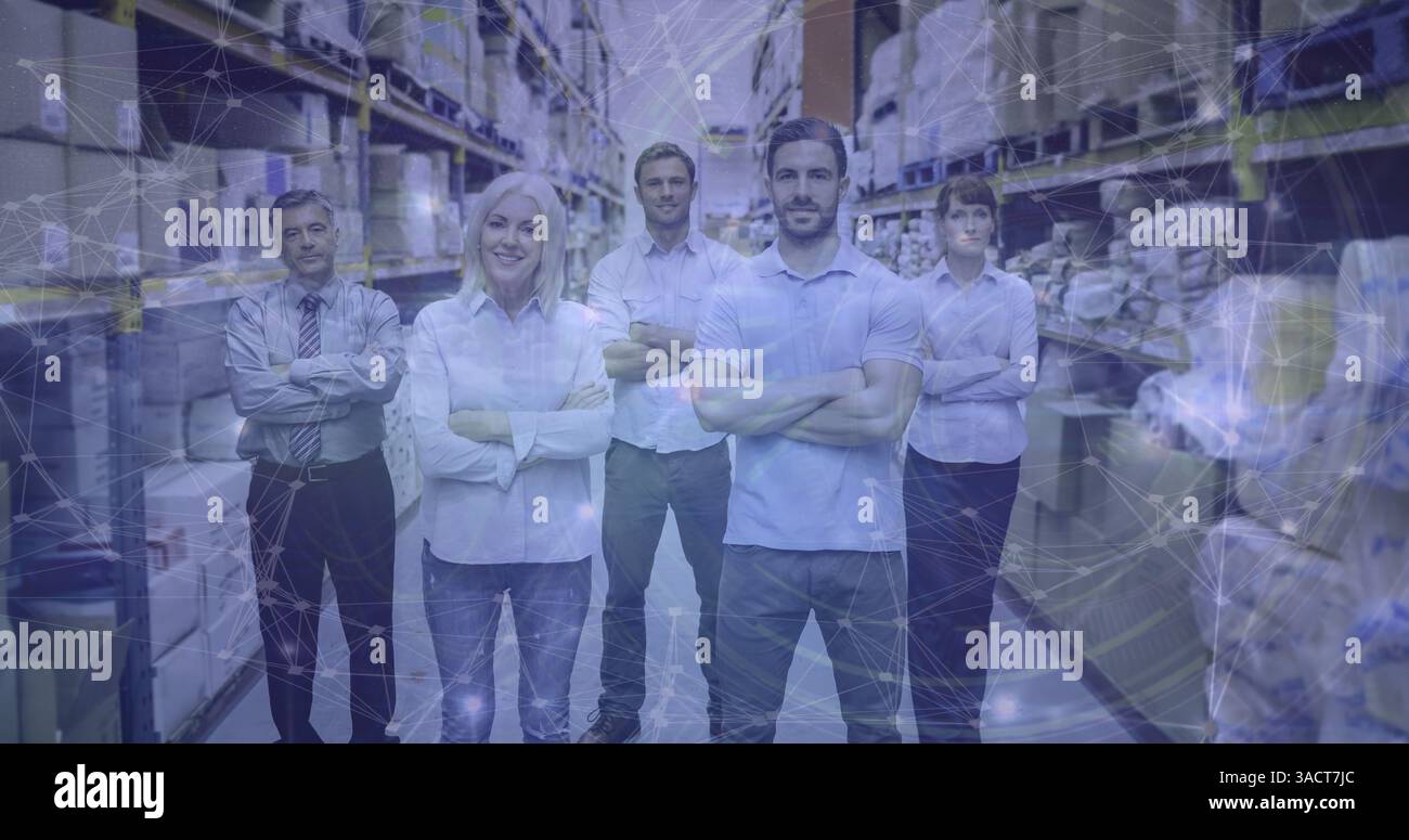 Lavorando con fiducia nel magazzino, il team sta adottando la trasformazione digitale tra gli scaffali Foto Stock