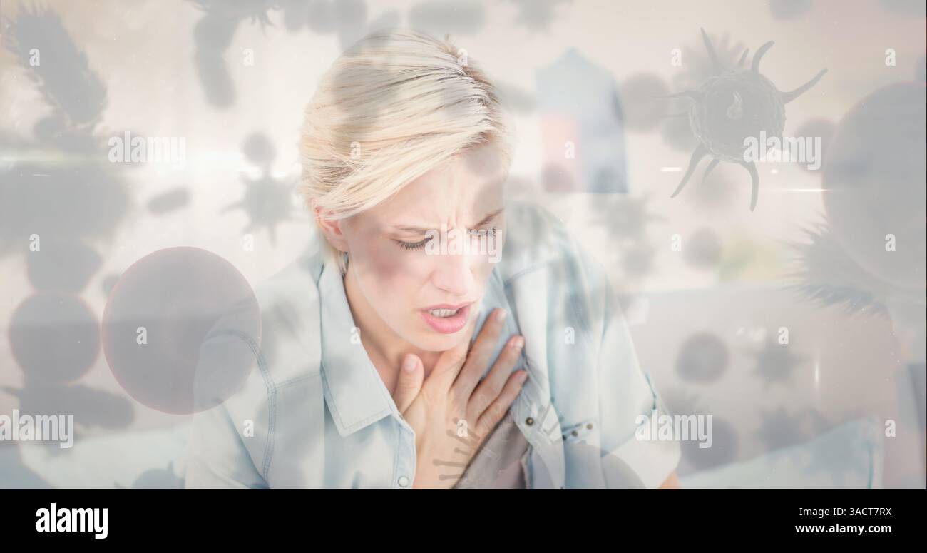 Tenendo il petto, donna che soffre di disagio circondata da particelle di allergia al chiuso Foto Stock