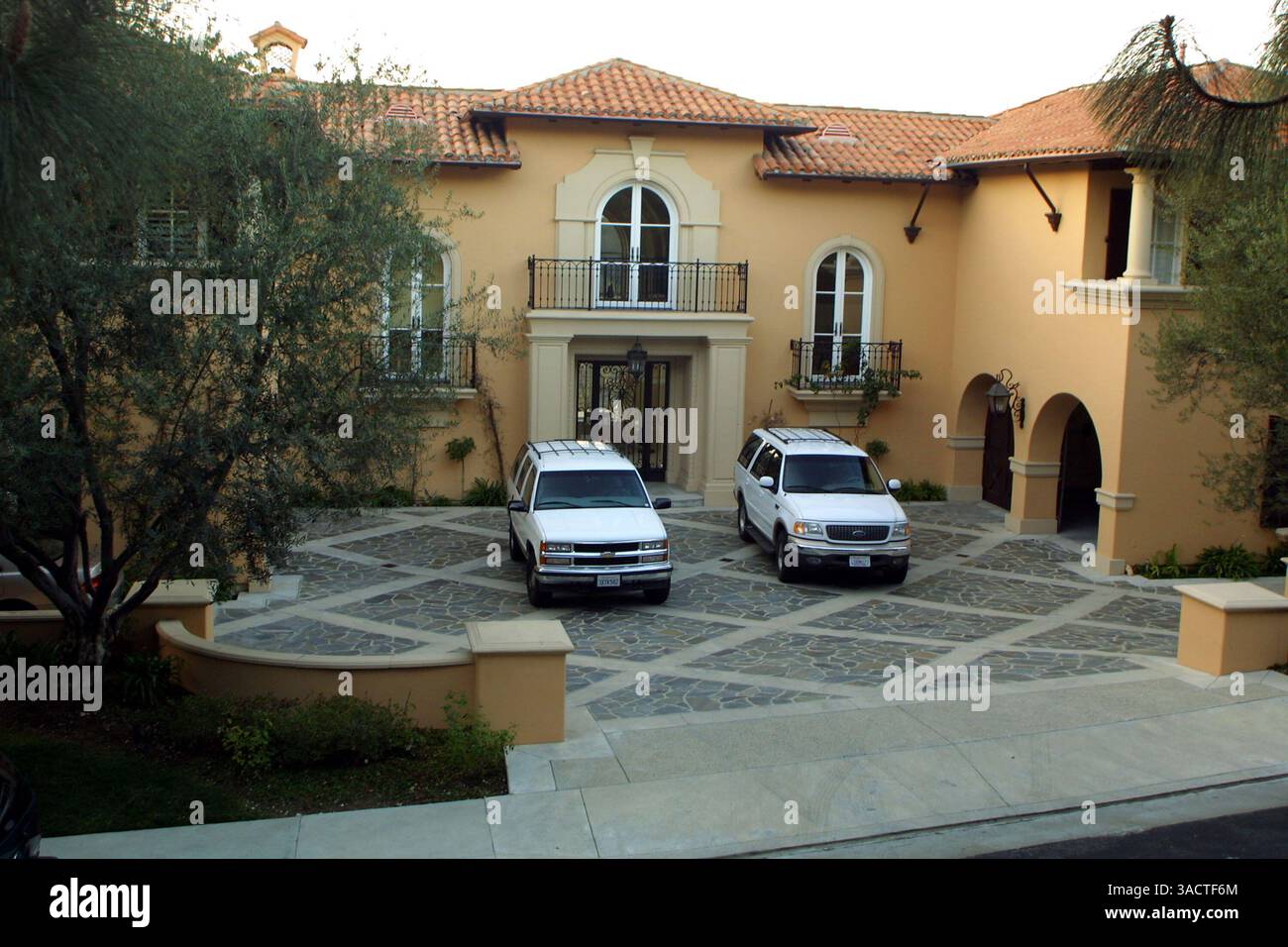 16 gennaio 2002; Beverly Hills, CA, USA; all'improvviso, la padrona di casa "Wheel of Fortune", Vanna White, ha acquistato questa villa a 3 piani per quasi 4,8 milioni di dollari. La casa si estende su 1,3 acri e dispone di 7 camere da letto, 5 caminetti, ampie verande e una piscina. (Immagine di credito: Jonathan Alcorn/ZUMAPRESS.com) Foto Stock