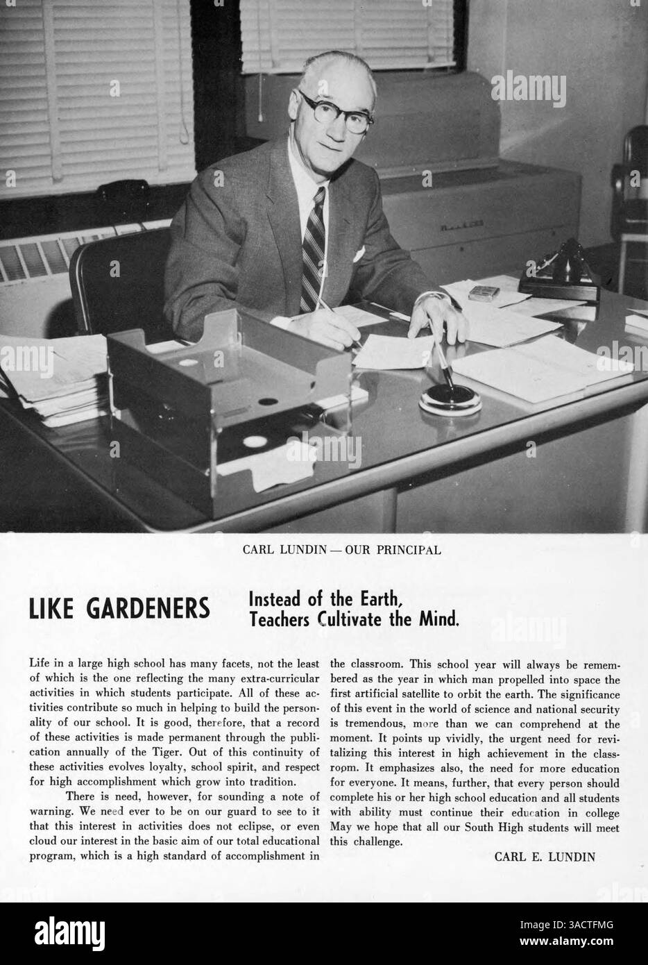 L'annuario "Tiger" del 1958 della South High documenta l'anno scolastico, concentrandosi su studenti, facoltà, atletica, club, ed eventi importanti, con un notevole riconoscimento della storia afroamericana e dei risultati conseguiti all'interno della comunità. Foto Stock