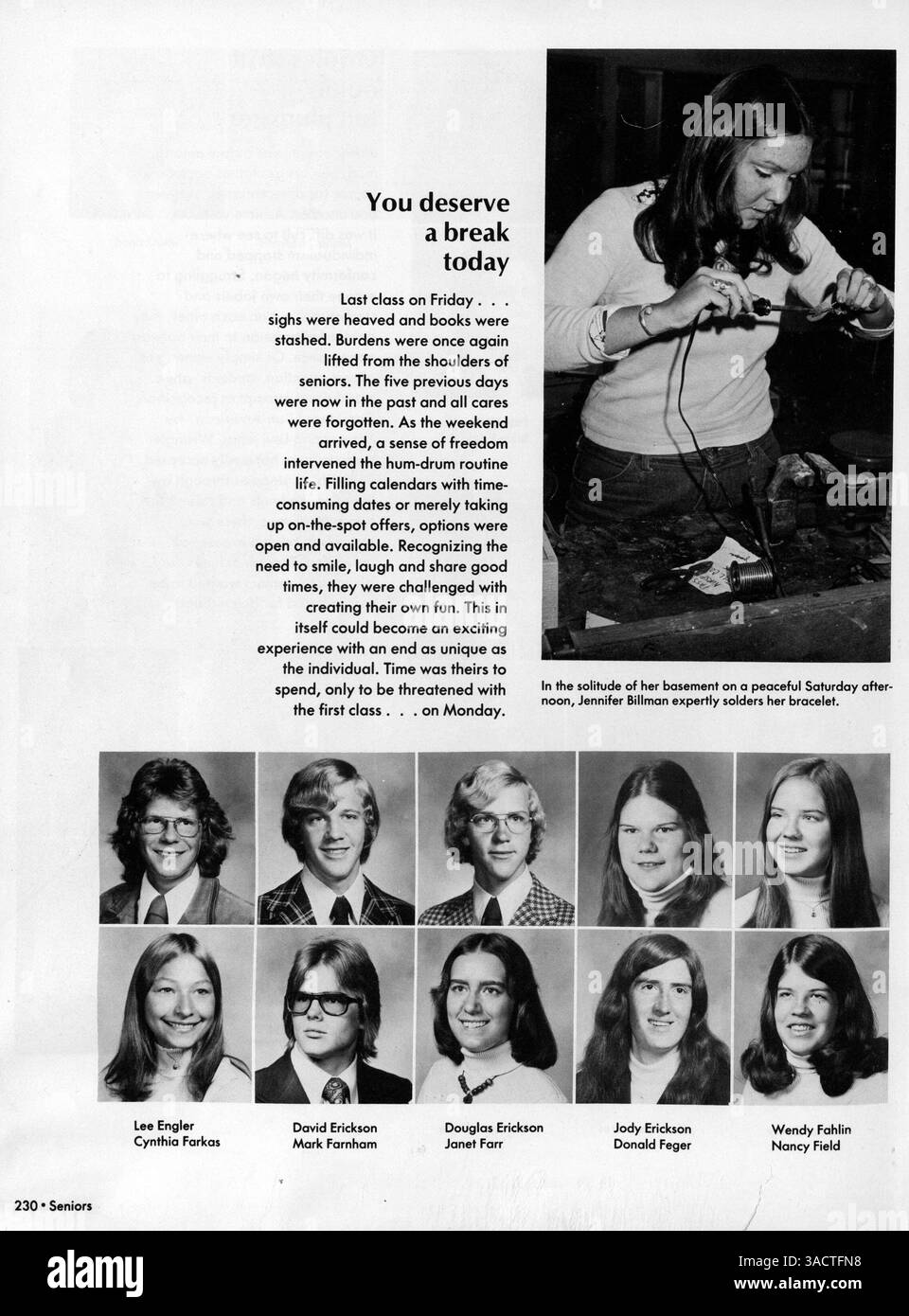 L'Echowan Yearbook 1975 della St. Louis Park High School offre una panoramica della vita studentesca durante l'anno scolastico 1974-1975, con ritratti degli studenti, profili degli insegnanti, attrazioni atletiche e dettagli su club ed eventi scolastici. Questa pubblicazione serve da resoconto visivo delle attività accademiche ed extracurriculari dell’anno. Foto Stock