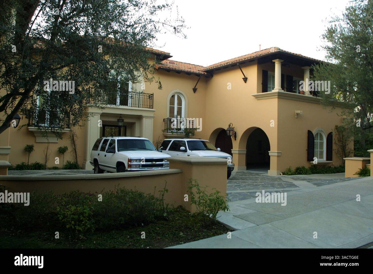 16 gennaio 2002; Beverly Hills, CA, USA; all'improvviso, la padrona di casa "Wheel of Fortune", Vanna White, ha acquistato questa villa a 3 piani per quasi 4,8 milioni di dollari. La casa si estende su 1,3 acri e dispone di 7 camere da letto, 5 caminetti, ampie verande e una piscina. (Immagine di credito: Jonathan Alcorn/ZUMAPRESS.com) Foto Stock