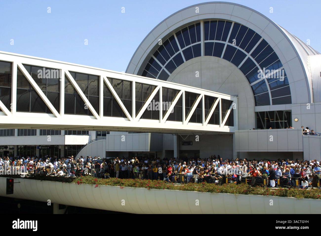 4 luglio 2002; Los Angeles, CA, Stati Uniti; MAGS USA IN USCITA FINO ALL'8 LUGLIO 02!! I passeggeri aspettano fuori dal terminal adiacente al terminal internazionale Tom Bradley, dove si è verificata una sparatoria vicino alla biglietteria della EL AL Airlines. (Immagine di credito: Jonathan Alcorn/ZUMAPRESS.com) Foto Stock