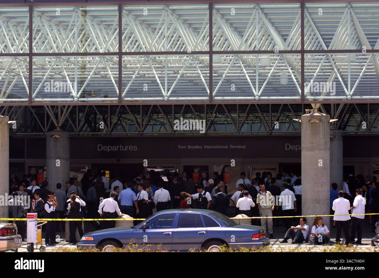4 luglio 2002; Los Angeles, CA, Stati Uniti; MAGS USA IN USCITA FINO ALL'8 LUGLIO 02!! Terminal internazionale di Tom Bradley dove si è svolta una sparatoria vicino alla biglietteria della EL AL Airlines a L.A.X.. (Immagine di credito: Jonathan Alcorn/ZUMAPRESS.com) Foto Stock