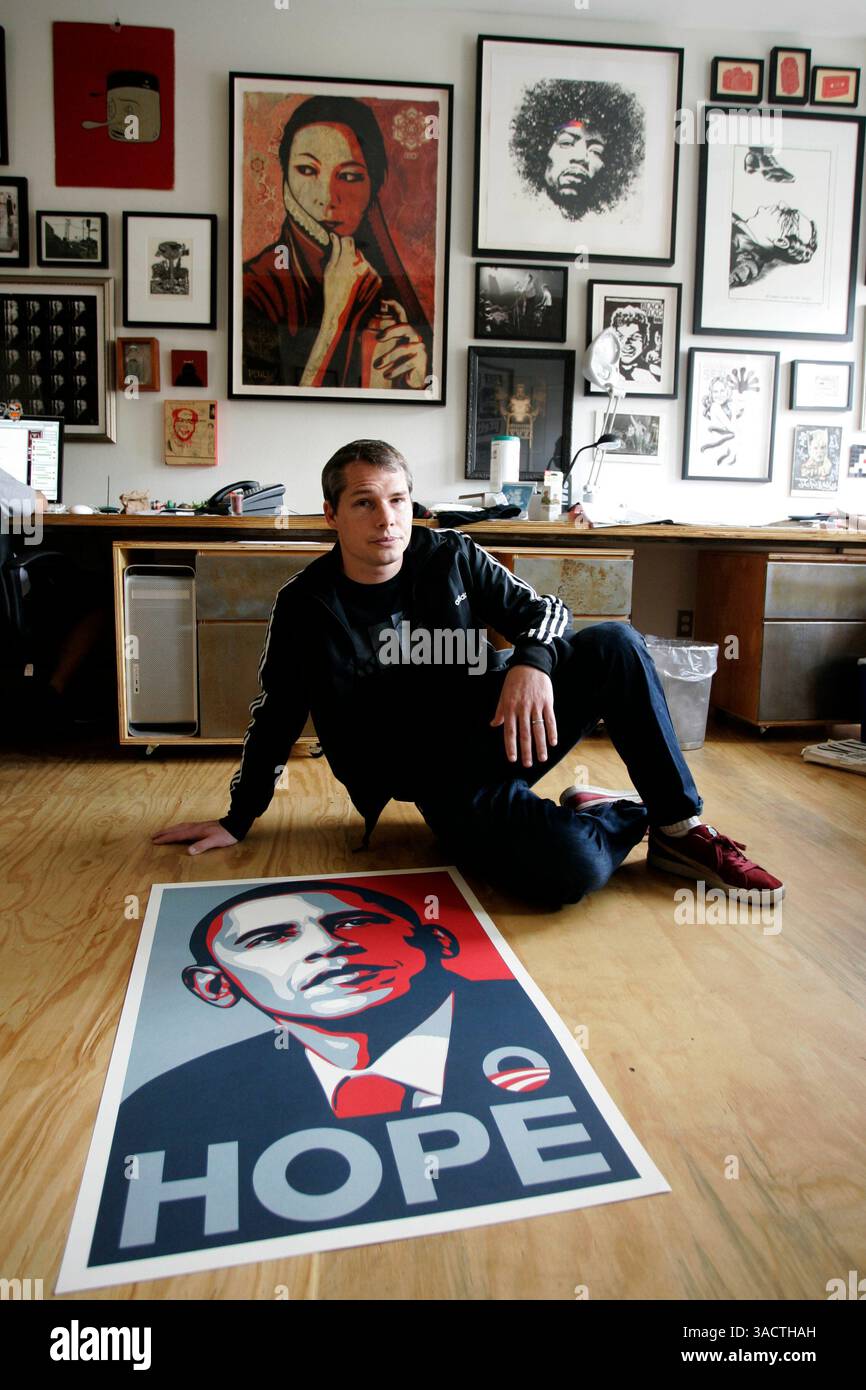 19 maggio 2008 - Los Angeles, CA, USASHEPARD FAIREY , artista contemporaneo, grafico e illustratore nel suo studio il 5 maggio 2008 , con una stampa di poster che ha progettato per mostrare il suo sostegno a Barack Obama per la presidenza. La pop art agitprop è diventata un accessorio imperdibile tra un certo sottogruppo di sostenitori del candidato, che hanno sfogliato più di 80.000 poster di Fairey e 150.000 adesivi in formato cartolina dal Super Tuesday. Shepard è noto per i suoi poster e adesivi Obey (Credit Image: Jonathan Alcorn/ZUMAPRESS.com) Foto Stock