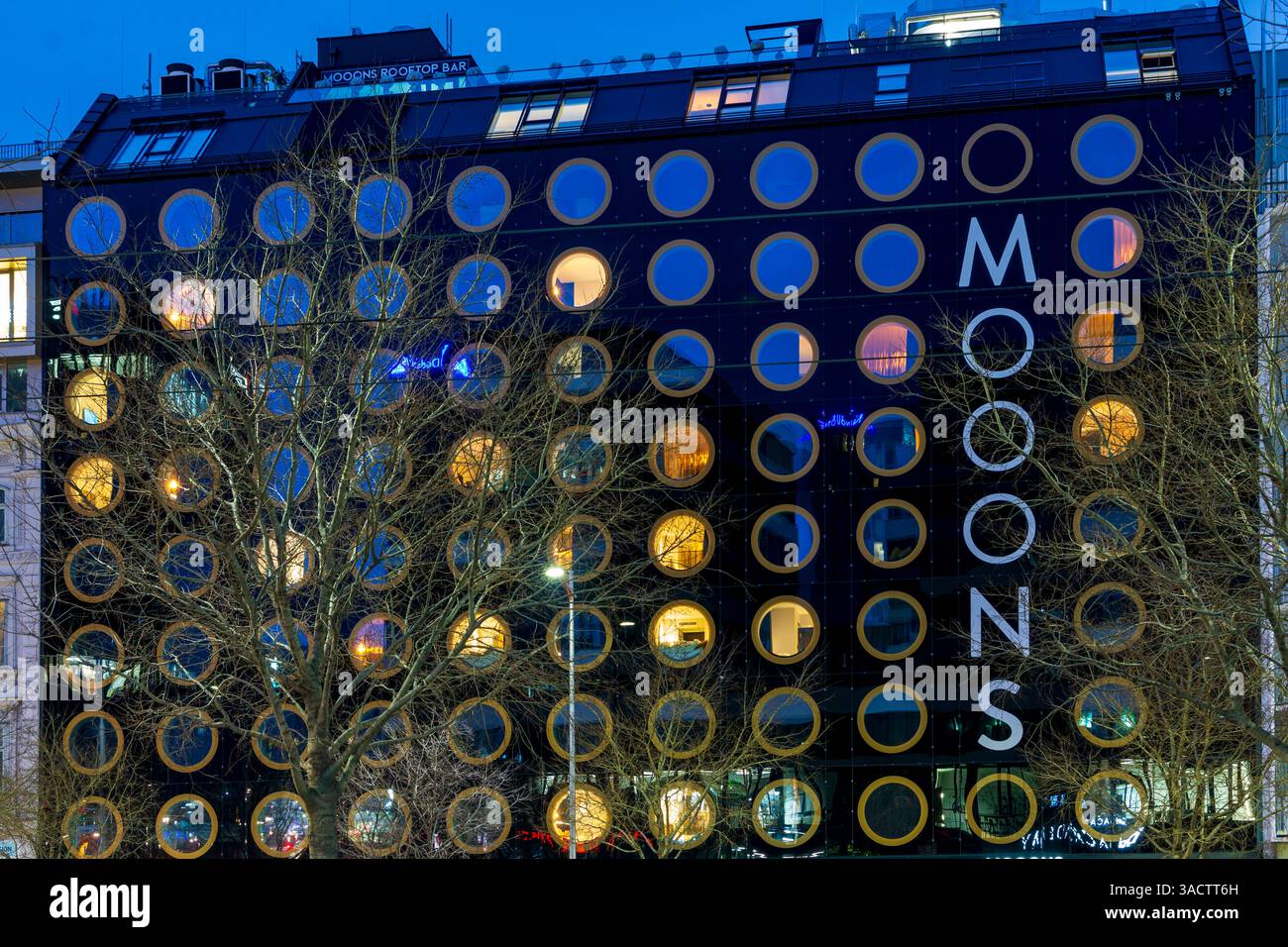 Vienna, hotel Moons, finestre circolari nel 04. Wieden, Wien, Austria Foto Stock