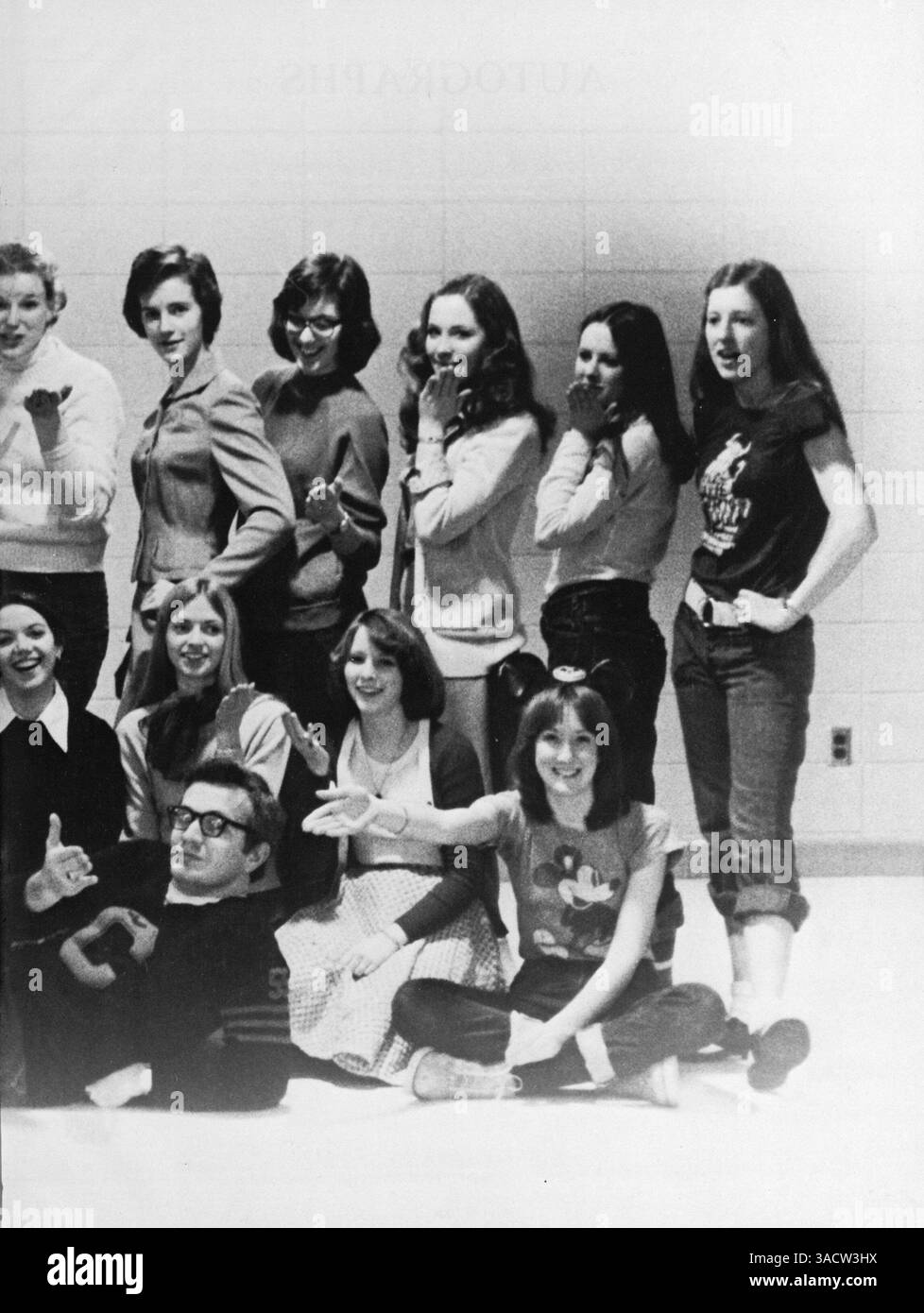 Questo annuario della Jefferson High School, "Revolution 75", registra i risultati accademici, extracurricolari e atletici degli studenti e delle facoltà dell'anno scolastico 1974-1975. Foto Stock