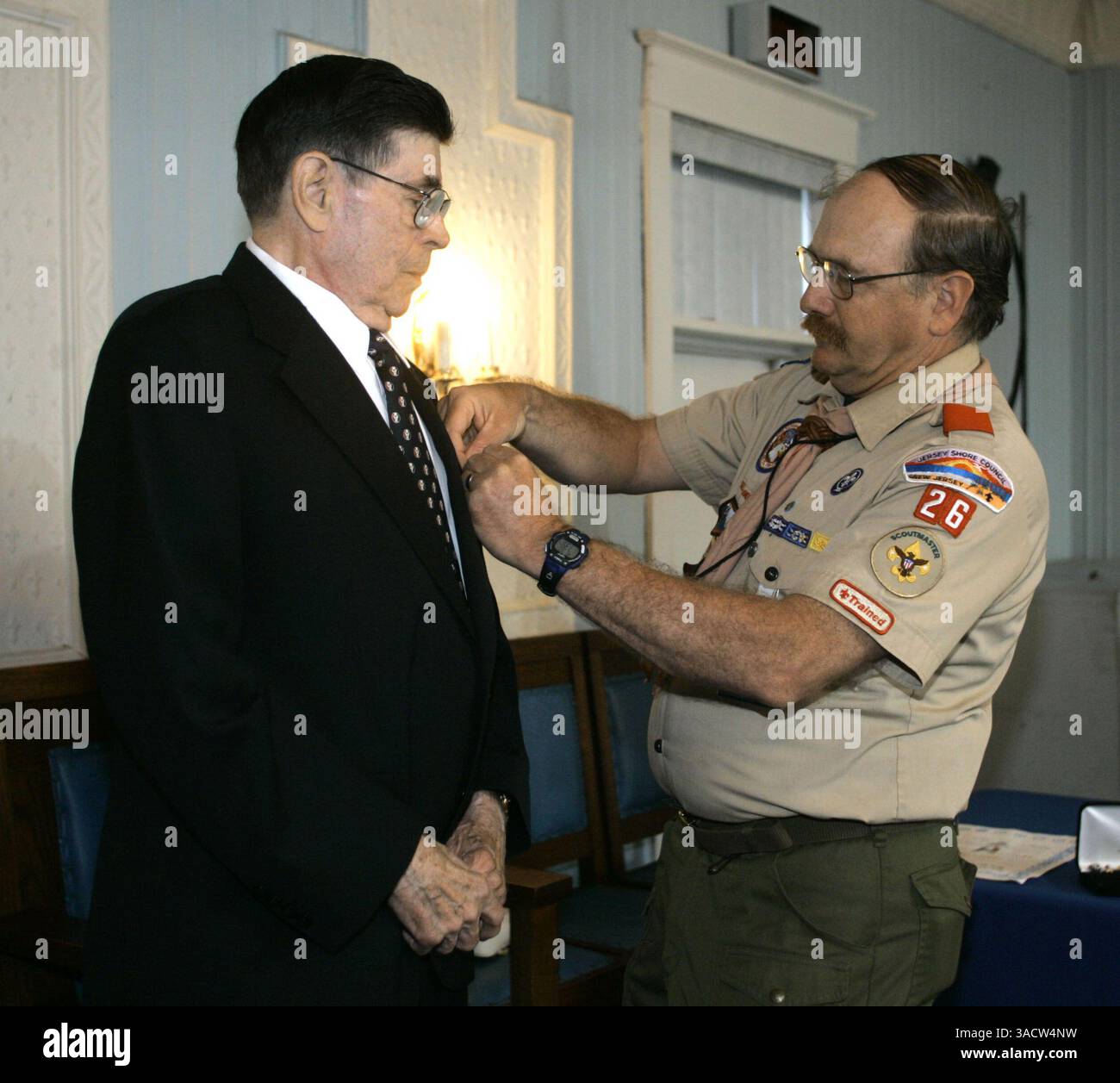 01 giugno 2005; Barnegat Township, NJ, USA; il 80enne ALBERT HANSON riceve la sua medaglia Eagle Scout dal maestro KURT STOFKO (a destra) a Barnegat, New Jersey Hanson guadagnò abbastanza distintivi di merito per qualificarsi come Eagle Scout nel 1943, ma fu chiamato in servizio attivo nella seconda guerra mondiale e non partecipò mai alla sua Court of Honor, la cerimonia ufficiale dell'Eagle Scout, fino ad ora. Credito obbligatorio: Foto di T. Costello/Asbury Park Press/ZUMA Press. (©) Copyright 2005 di Asbury Park Press Foto Stock