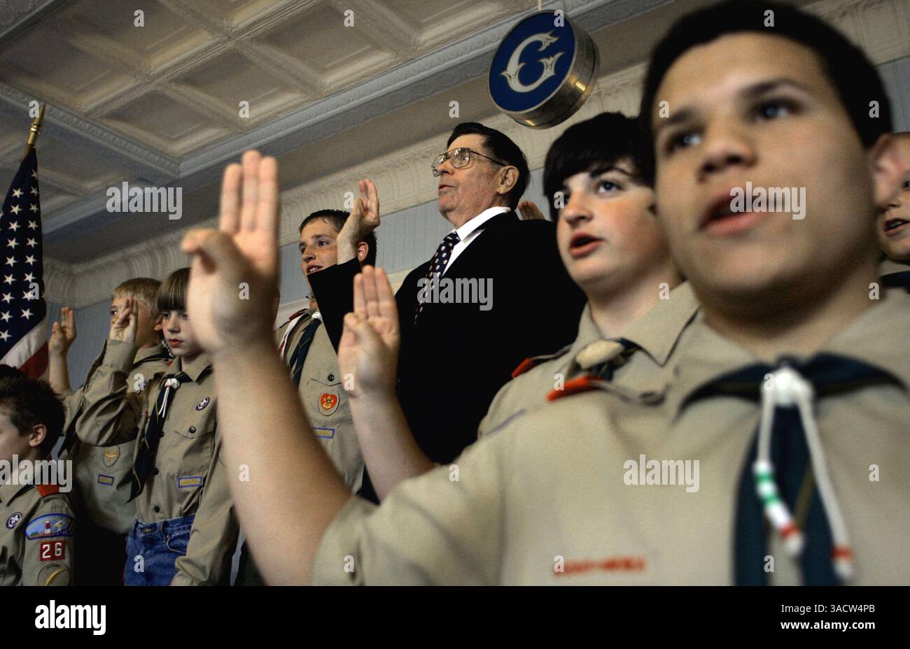 01 giugno 2005; Barnegat Township, NJ, USA; il 80enne ALBERT HANSON (centro) recita il giuramento Boy Scout tra i membri del Boy Scout Troop 26 a Barnegat, New Jersey Hanson guadagnò abbastanza distintivi di merito per qualificarsi come Eagle Scout nel 1943, ma fu chiamato in servizio attivo nella seconda guerra mondiale e non partecipò mai alla sua Court of Honor, la cerimonia ufficiale dell'Eagle Scout, fino ad ora. Credito obbligatorio: Foto di T. Costello/Asbury Park Press/ZUMA Press. (©) Copyright 2005 di Asbury Park Press Foto Stock