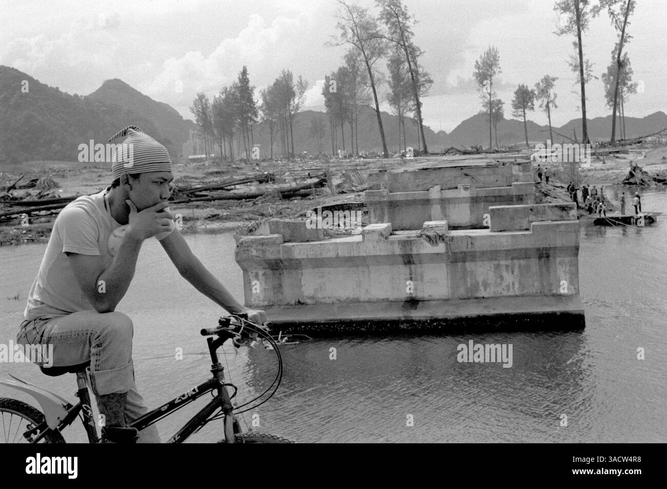 30 gennaio 2005; banda Aceh, INDONESIA; Un ponte, lavato via dallo tsunami rende difficile viaggiare e aiutare coloro che hanno bisogno di aiuto a banda Aceh. (Immagine di credito: Jeffrey A. Austin/ZUMAPRESS.com) Foto Stock
