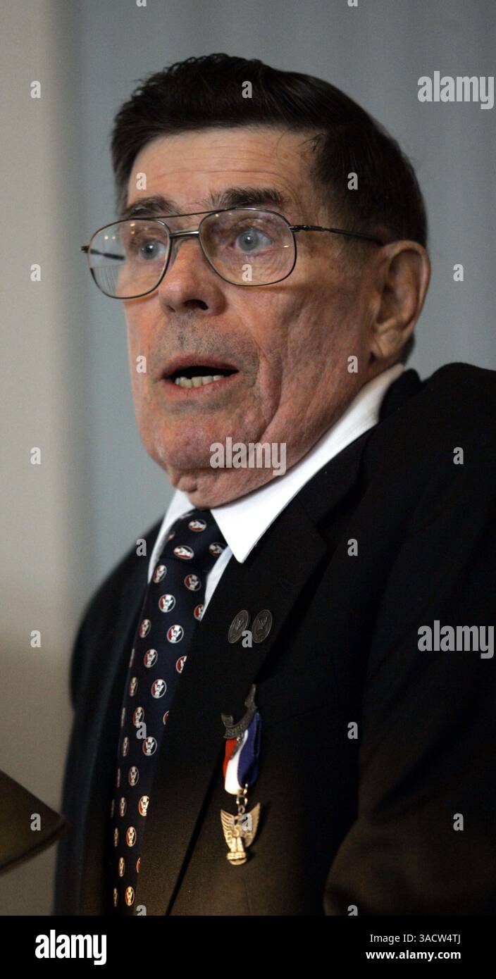 01 giugno 2005; Barnegat Township, NJ, USA; il 80enne ALBERT HANSON indossa la sua medaglia Eagle Scout a Barnegat, New Jersey Hanson guadagnò abbastanza distintivi di merito per qualificarsi come Eagle Scout nel 1943, ma fu chiamato in servizio attivo nella seconda guerra mondiale e non partecipò mai alla sua Court of Honor, la cerimonia ufficiale dell'Eagle Scout, fino ad ora. Credito obbligatorio: Foto di T. Costello/Asbury Park Press/ZUMA Press. (©) Copyright 2005 di Asbury Park Press Foto Stock