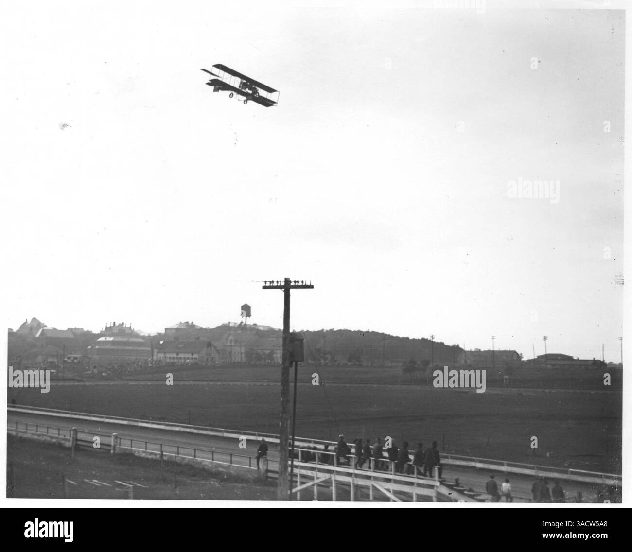 Walter Bullock è visto guidare un aereo alla fiera, mostrando una dimostrazione o un evento dell'aviazione che ha avuto luogo in una fiera o in un raduno pubblico. Foto Stock