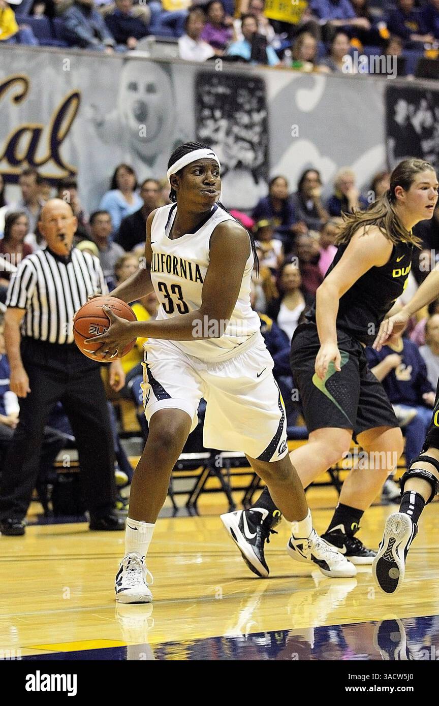 07 gennaio 2012 durante la partita di pallacanestro femminile NCAA tra University of Oregon Ducks vs Cal Golden Bears,33 C Talia Caldwell di Cal Rebound un colpo mancato al Hass Pavilion Berkeley California(immagine di credito: © Thurman James/Cal Sport Media/ZUMAPRESS.com) Foto Stock
