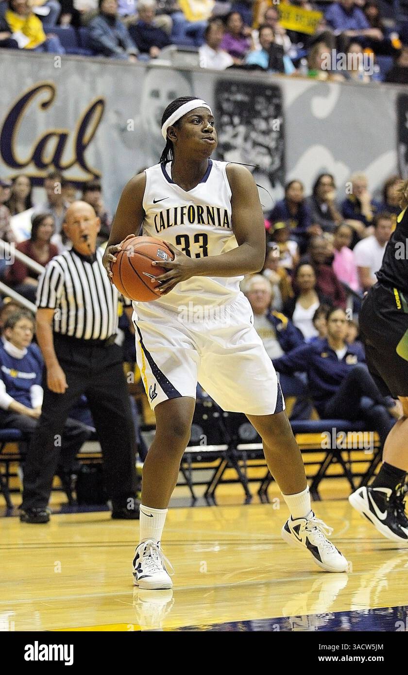 07 gennaio 2012 durante la partita di pallacanestro femminile NCAA tra University of Oregon Ducks vs Cal Golden Bears, 33 C Talia Caldwell di Cal cerca l'Outlet Pass presso l'Hass Pavilion Berkeley California (immagine di credito: © Thurman James/Cal Sport Media/ZUMAPRESS.com) Foto Stock