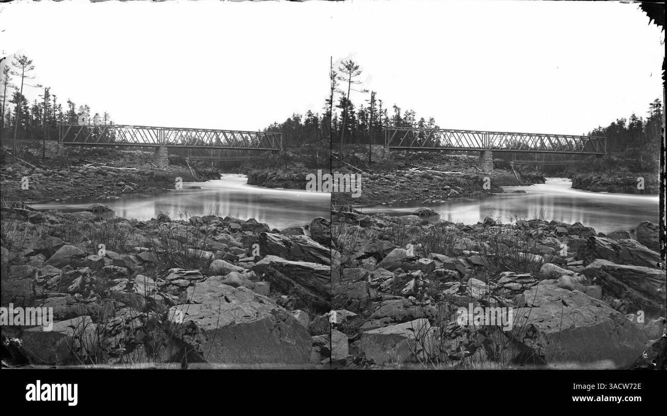 Questa immagine mostra il ponte che attraversa il fiume St. Louis vicino a Thomson, Minnesota. Il ponte è una struttura significativa per il trasporto locale e l'accesso, che attraversa il fiume per collegare le aree circostanti. Foto Stock
