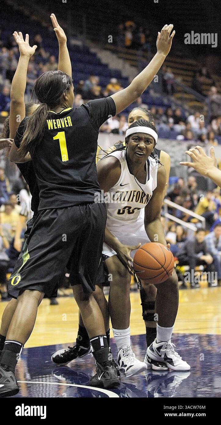 07 gennaio 2012 durante la partita di pallacanestro femminile NCAA tra University of Oregon Ducks vs Cal Golden Bears,33 C Talia Caldwell di Cal Grab The Rebound circondato da giocatori Oregon Take the Ball Back Up e Score presso Hass Pavilion Berkeley California(Credit Image: © Thurman James/Cal Sport Media/ZUMAPRESS.com) Foto Stock