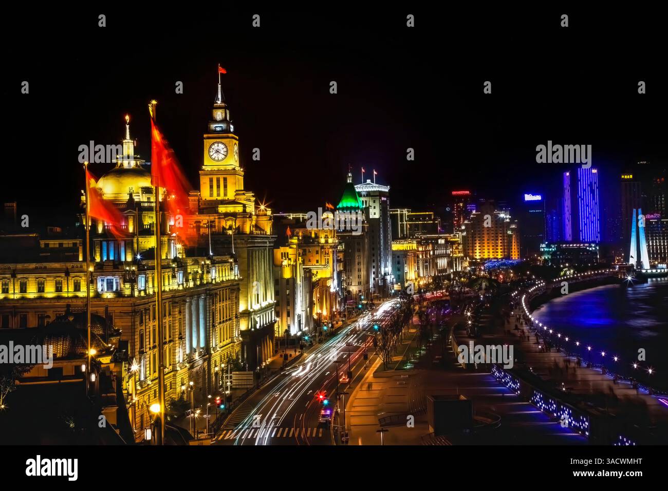 Il Bund, la parte vecchia di Shanghai di notte con le auto. Foto Stock