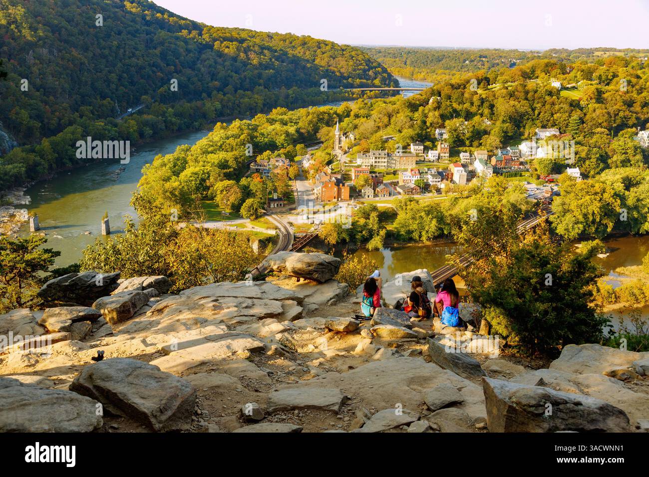 Punto panoramico di Maryland Heights nell'Harpers Ferry National Historical Park e vista di Harpers Ferry e dei fiumi Shenandoah e Potomac, Jefferson County, West Virginia, USA Foto Stock