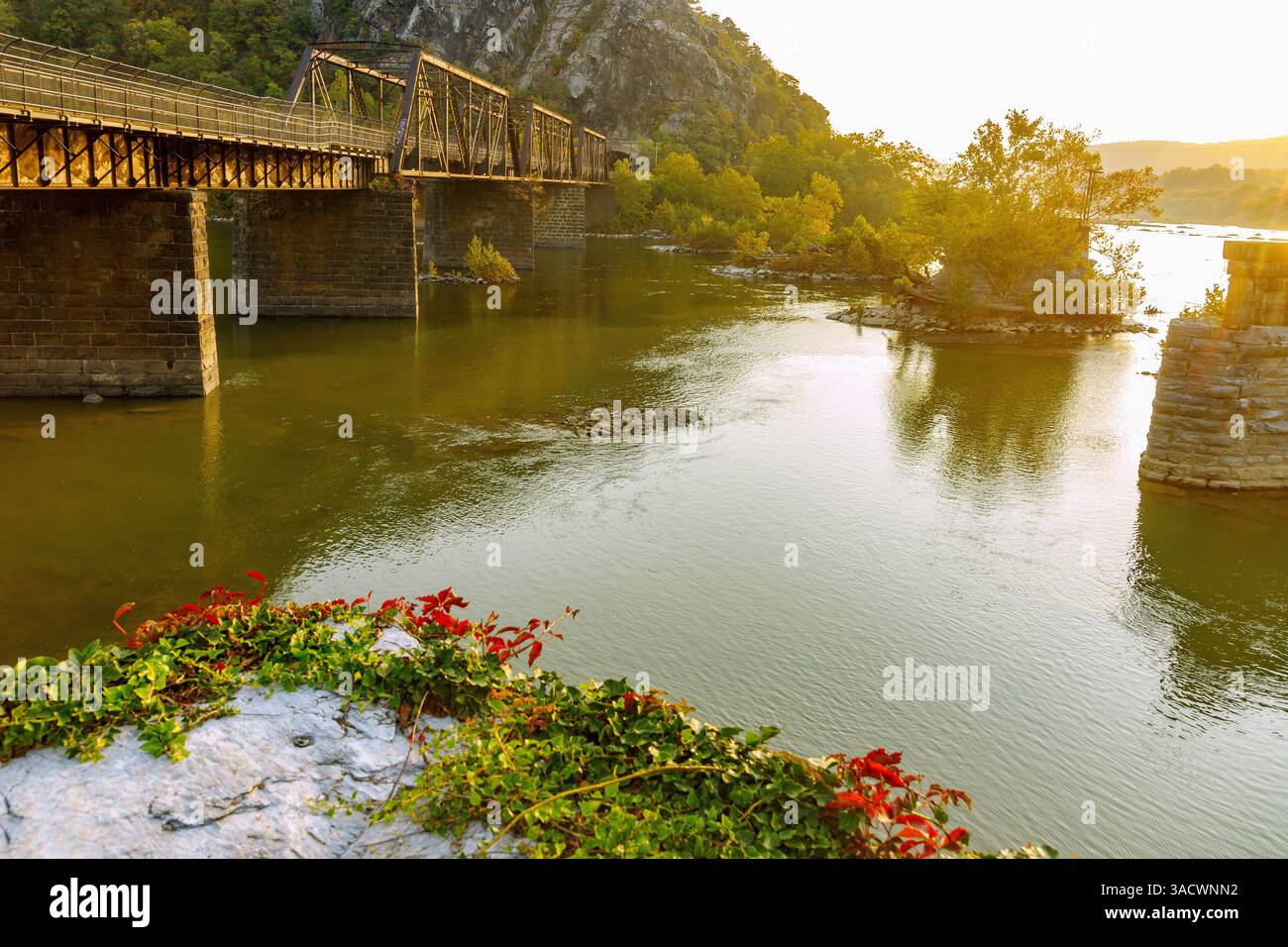 Vista dal punto di confluenza dei fiumi Shenandoah e Potomac e dal ponte ferroviario di Harpers Ferry, Jefferson County, West Virginia, USA Foto Stock