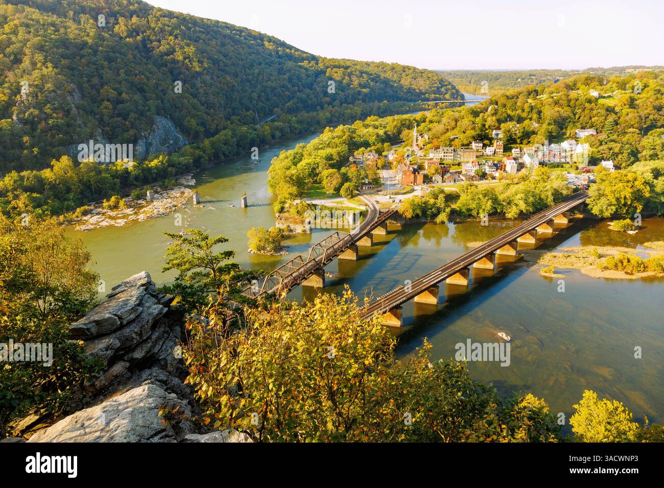 Punto panoramico di Maryland Heights nell'Harpers Ferry National Historical Park e vista di Harpers Ferry e della confluenza dei fiumi Shenandoah e Potomac, Jefferson County, West Virginia, USA Foto Stock