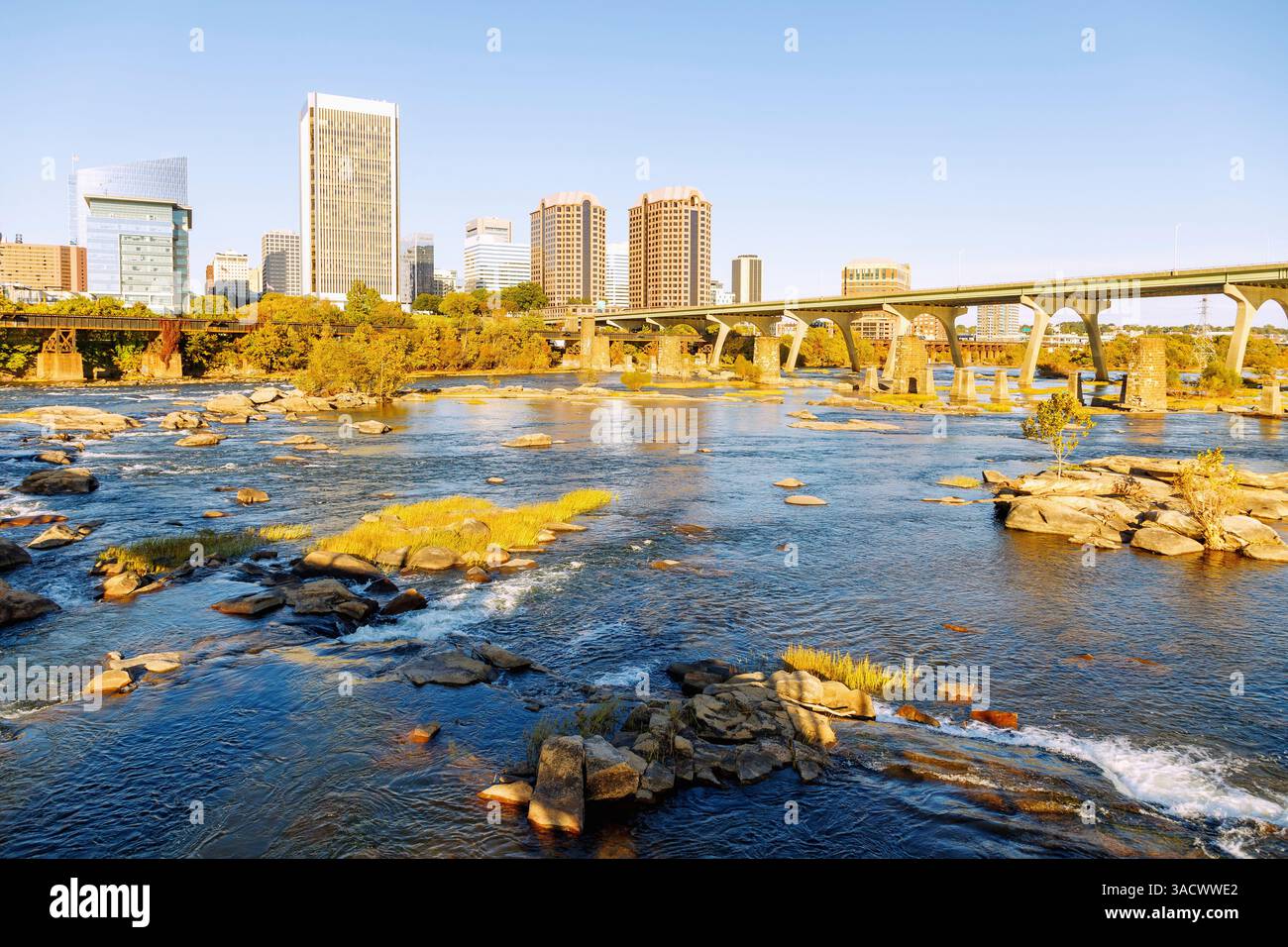 Vista dal T. Tyler Potterfield Memorial Bridge (Brown's Island Dam Walk) nel James River Park sul James River fino allo skyline del centro di Richmond e al Mayo Bridge a Richmond, Virginia, Stati Uniti Foto Stock