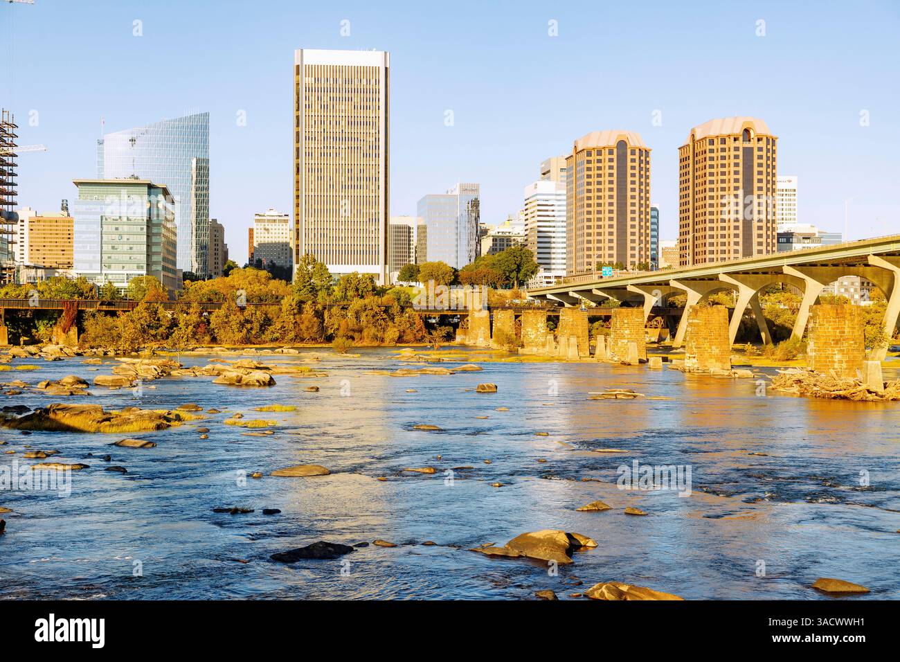 Vista dal T. Tyler Potterfield Memorial Bridge (Brown's Island Dam Walk) nel James River Park sul James River fino allo skyline del centro di Richmond e al Mayo Bridge a Richmond, Virginia, Stati Uniti Foto Stock
