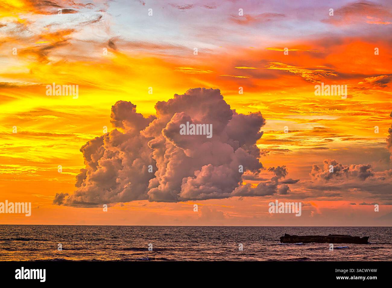 I tramonti di Bali sono spesso considerati da cartolina, con i loro colori mozzafiato e il paesaggio mozzafiato. Ecco un bianco e nero all'altezza del tramonto Foto Stock
