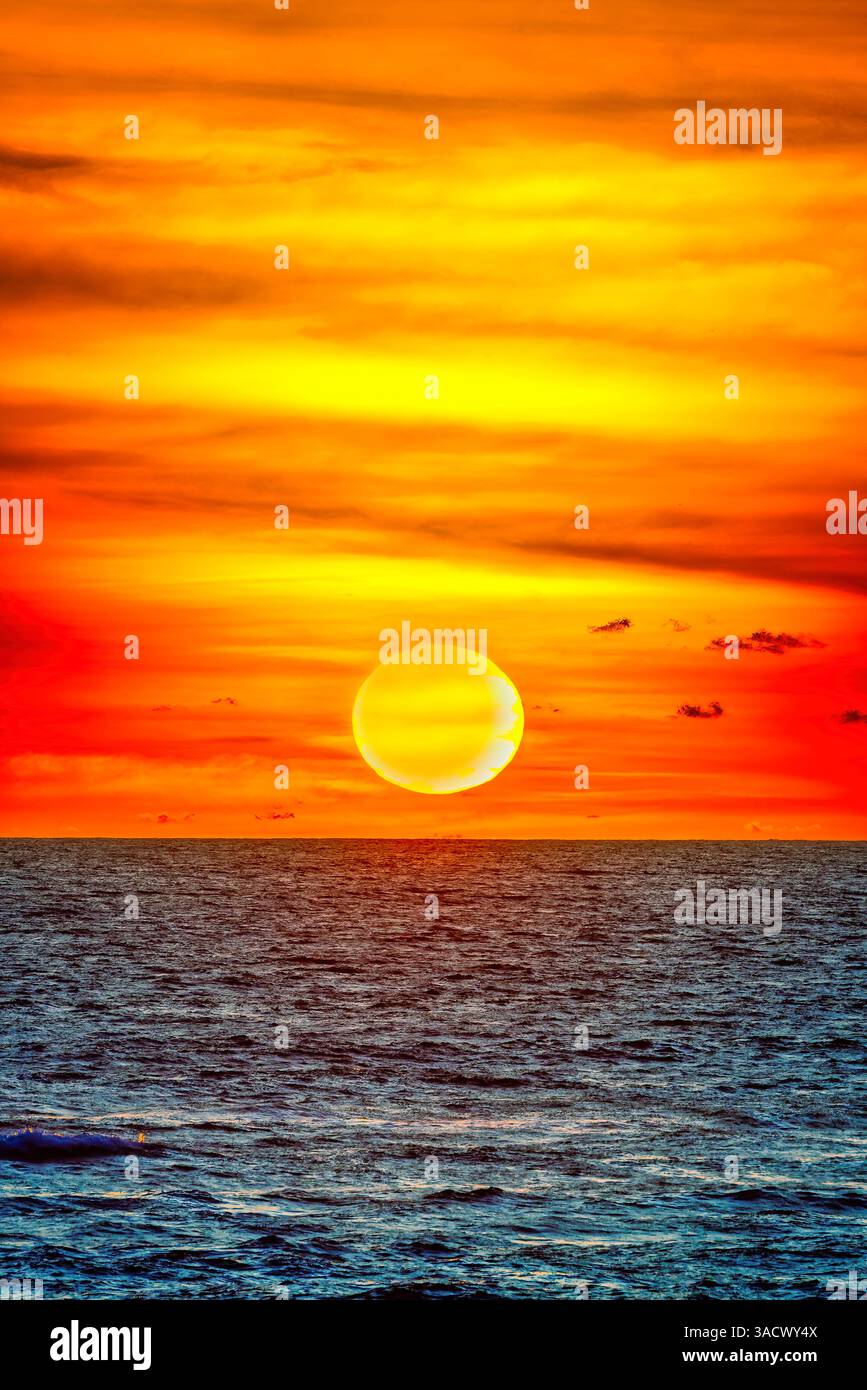 I tramonti di Bali sono spesso considerati da cartolina, con i loro colori mozzafiato e il paesaggio mozzafiato. Ecco un bianco e nero all'altezza del tramonto Foto Stock
