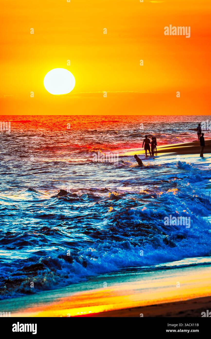 Seseh Beach, sulla costa sud-occidentale di Bali, è un luogo fantastico per ammirare splendidi tramonti. Foto Stock