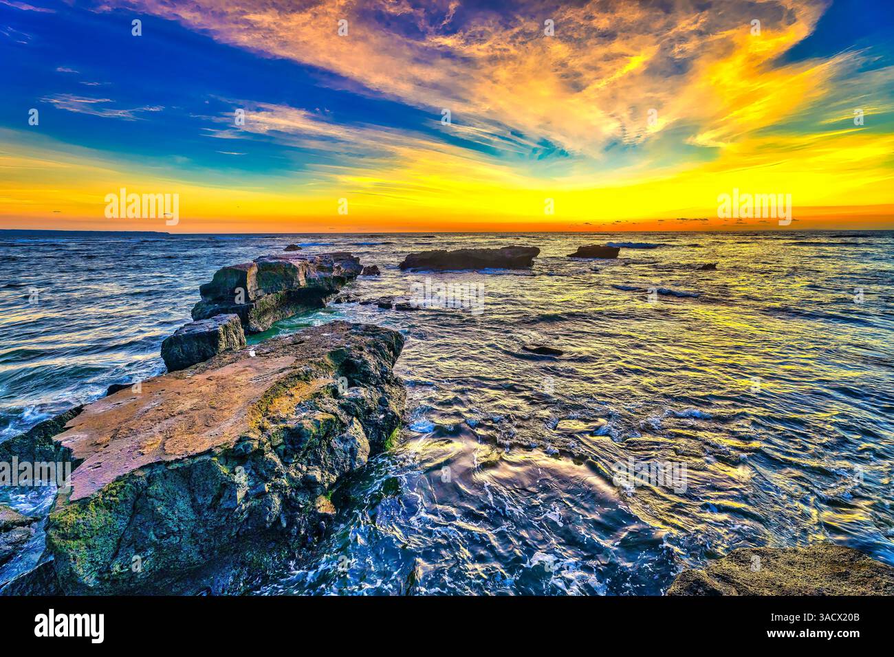 I tramonti di Bali sono spesso considerati da cartolina, con i loro colori mozzafiato e il paesaggio mozzafiato. Ecco un bianco e nero all'altezza del tramonto Foto Stock