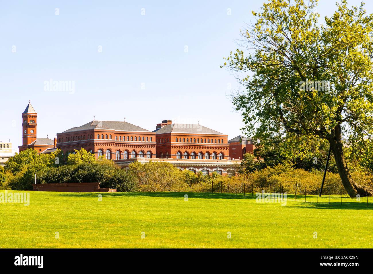 Lo Smithsonian Institution sul National Mall and Memorial Parks a Washington DC, District of Columbia, USA Foto Stock
