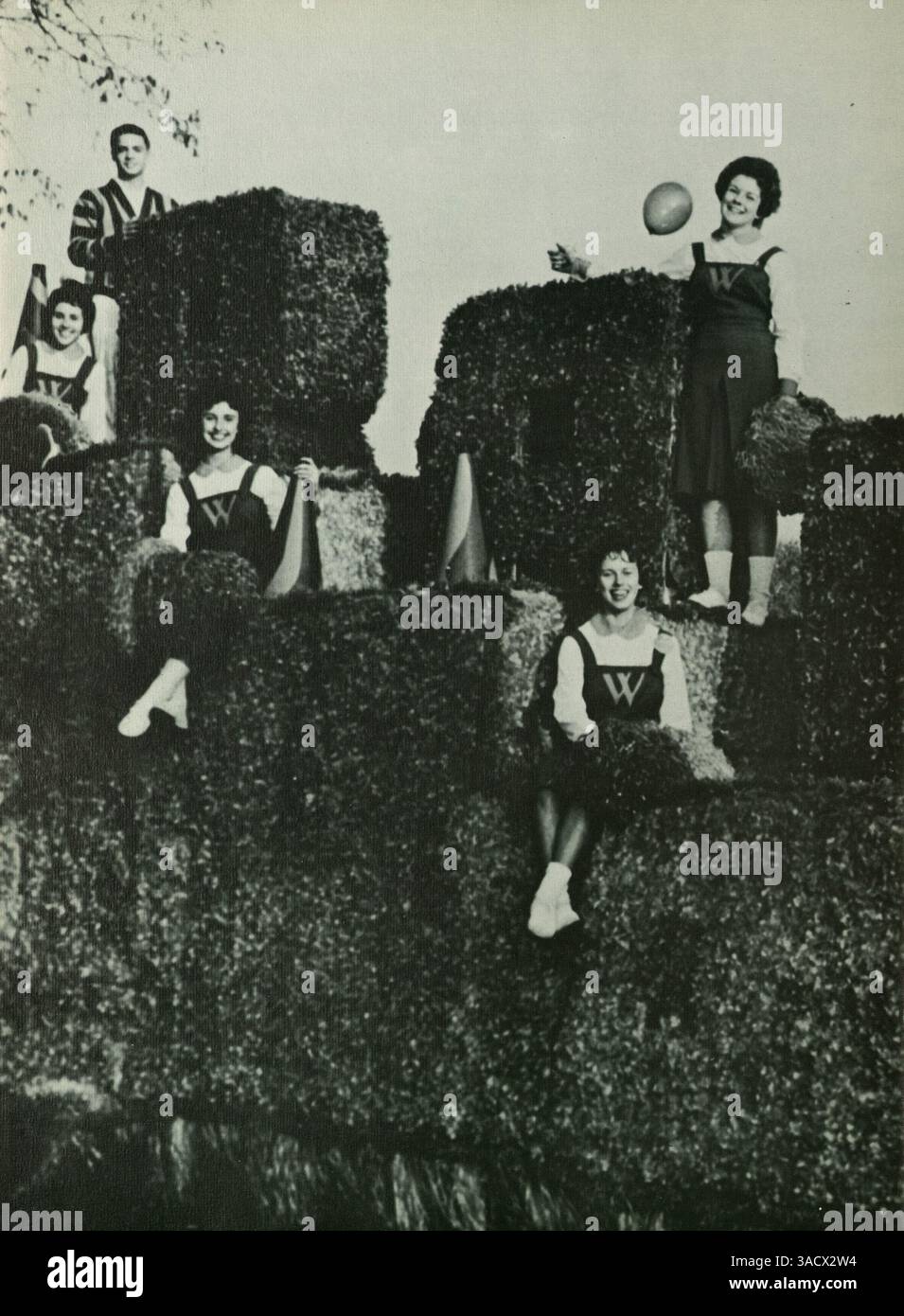Il Washburn Yearbook del 1961 documenta l'anno scolastico 1960-1961, concentrandosi sulla partecipazione degli studenti all'atletica, ai club accademici e sul ruolo integrale degli studenti afroamericani nel plasmare l'ambiente scolastico. Foto Stock