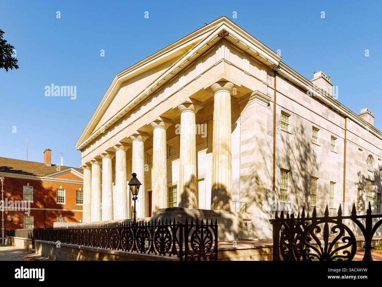 Second Bank of the United States (USA) con Library of the American Philosophical Society nello storico Waterfront District di Philadelphia, Pennsylvania, USA Foto Stock
