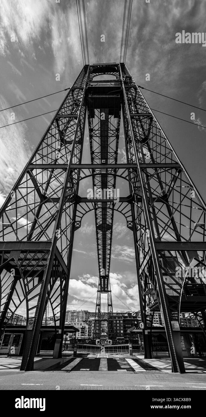 Pilone del famoso ponte Vizcaya a Portugalete vicino a Bilbao, un ponte di trasporto patrimonio dell'umanità dell'UNESCO progettato da Alberto Palacio, situato nella regione autonoma dei Paesi baschi Foto Stock