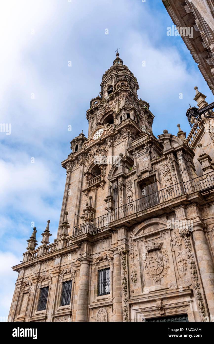 Ricco campanile classico decorato della famosa cattedrale di Santiago de Compostela, regione della Galizia in Spagna Foto Stock