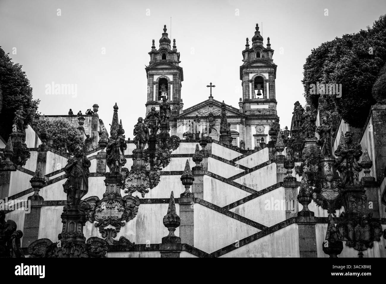 Famosa scalinata barocca panoramica per la basilica pellegrina Bom Jesus do Monte a Braga, Portogallo Foto Stock