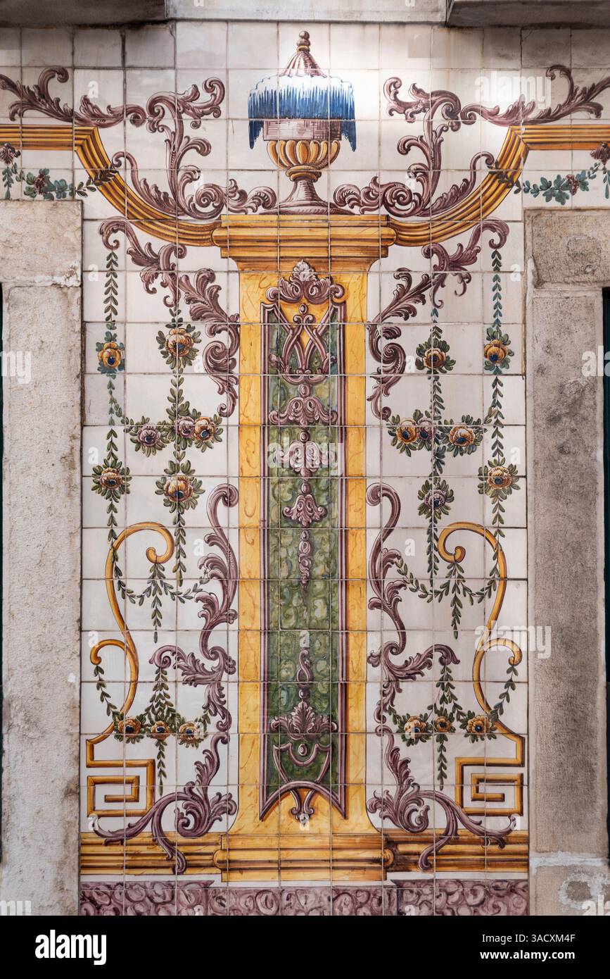 Piastrelle di ceramica Azulejo ornate sulla facciata di un'antica casa storica nel centro di Lisboa, Portogallo Foto Stock