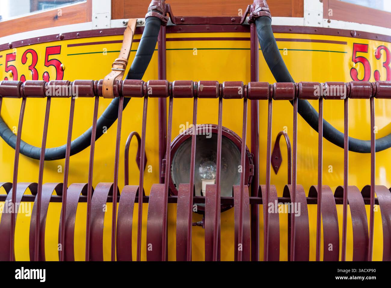 Vista ravvicinata della parte anteriore di un'antica tram storica di Lisbona, il Portogallo Foto Stock