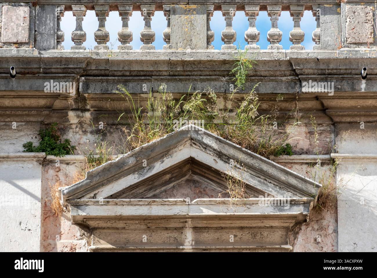 Dettaglio architettonico barocco nel cortile del monastero di Grazia a Lisbona, Portogallo Foto Stock