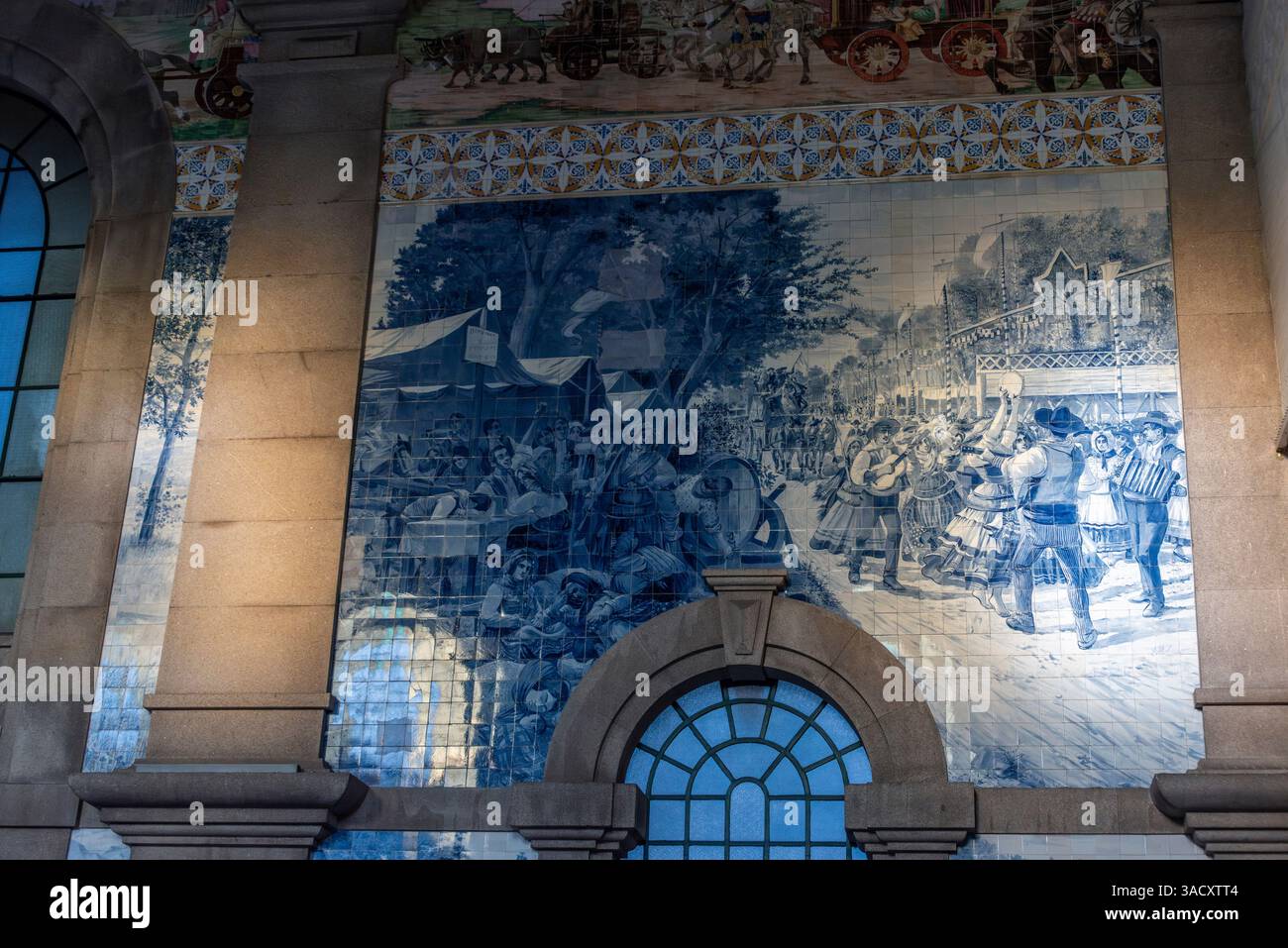 Porto, Portogallo, pittoresche piastrelle di ceramica di Azulejo sul muro della stazione ferroviaria di Sao Bento, che mostrano scene della vita del popolo portoghese Foto Stock
