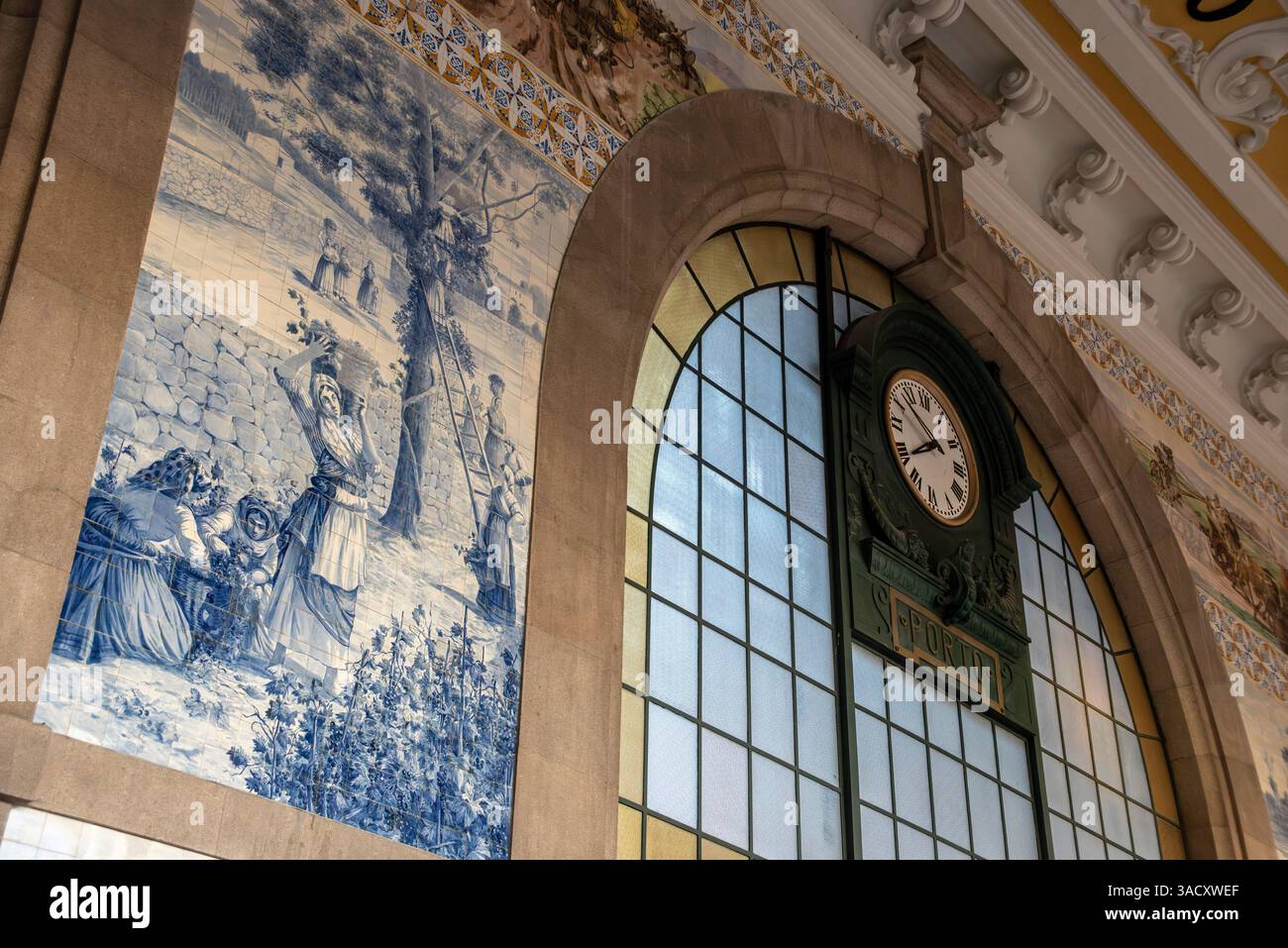 Porto, Portogallo, pittoresche piastrelle di ceramica di Azulejo sul muro della stazione ferroviaria di Sao Bento, che mostrano scene della vita del popolo portoghese Foto Stock