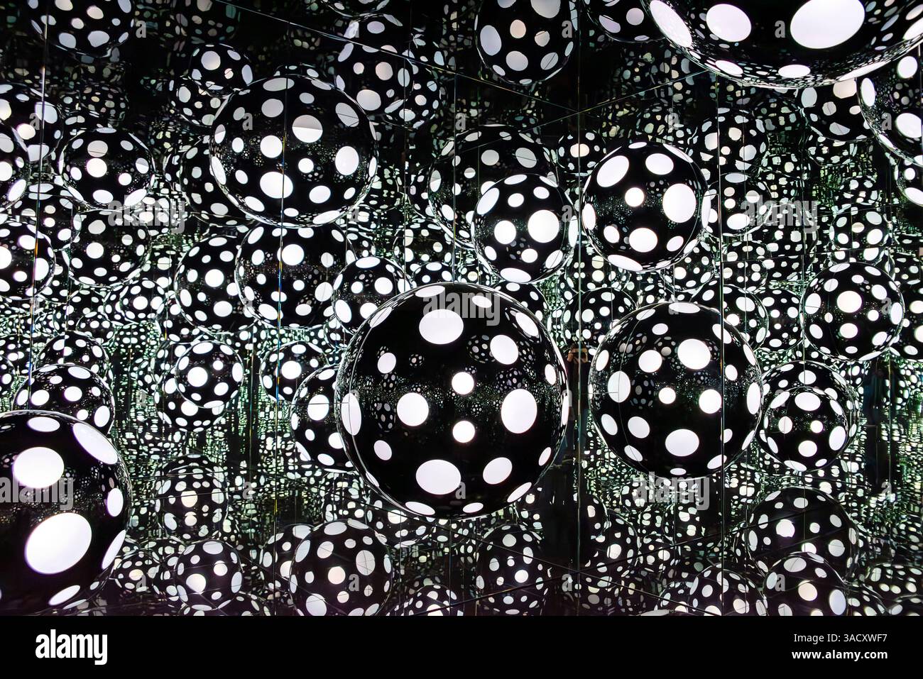Porto, Portogallo, un'installazione d'arte che mostra una sala specchi con palle nere e puntini bianchi appesi al soffitto, parte della serie d'arte Polka dots di Yayoi Kusama, esposta alla Fondazione Serralves di Porto Foto Stock