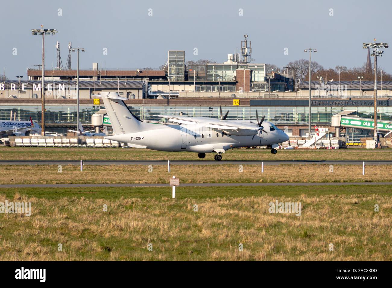 Il team Eintracht Frankfurt arrivò all'aeroporto di Brema il 4 aprile 2025 a bordo del volo MHS Aviation M22022, operato con un Dornier 328-120 (registrazione D-CIRP). L'aereo partì alle 17:00 e atterrò alle 17:44, prima della partita in Bundesliga contro il Werder Brema il 5 aprile 2025 (Matchday 28). Crediti: Jan Julius Schmelzkopf/Alamy Live News Foto Stock
